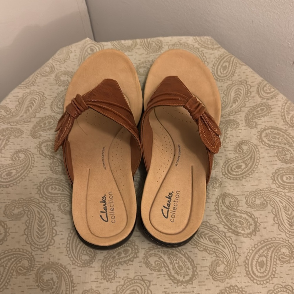 Clarks Collection Thong Sandals -Chaussant Large. 91/2 Width
